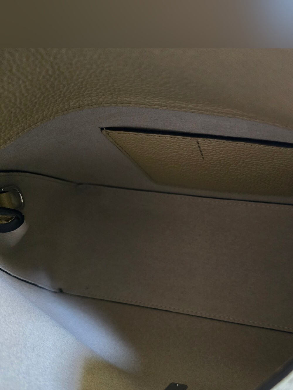 TOTEME T-lock grained-leather crossbody clutch desert - Picture 6 of 9